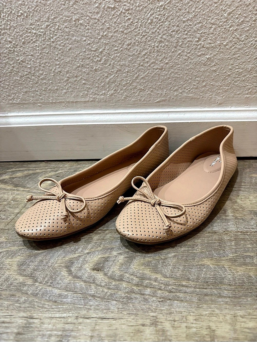 NWT Bandolino Perforated Bow Flats in Brown US 8.5